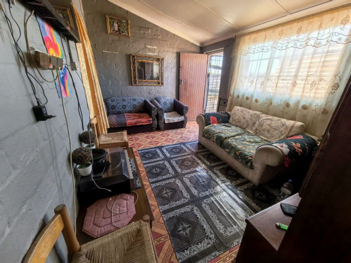 House for Sale in Lavender Hill: One-bedroom, spacious yard, great investment potential.