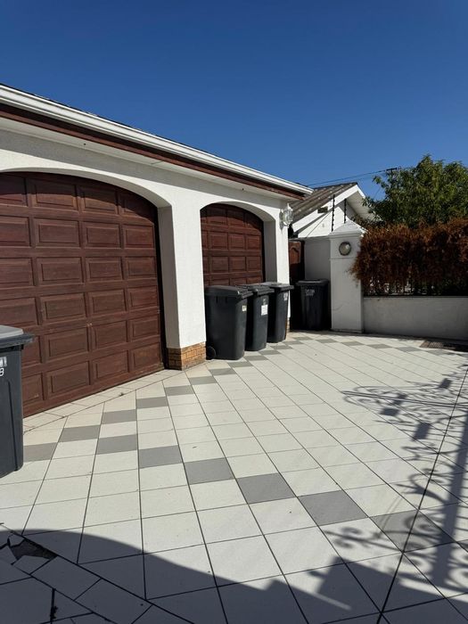 House for Sale in Bellville South: 4 bedrooms, 7 bathrooms, fireplace, spacious living area.