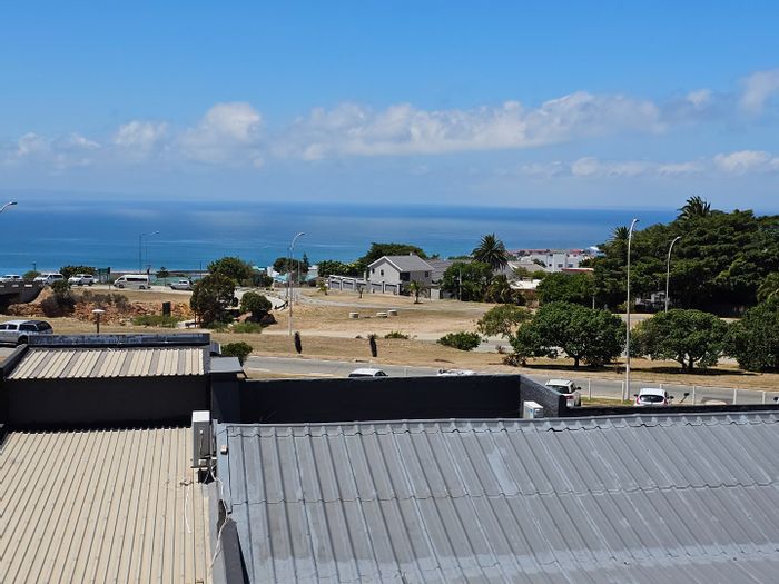 For Sale: Apartment in Da Nova with sea views, balcony, and rental income potential.