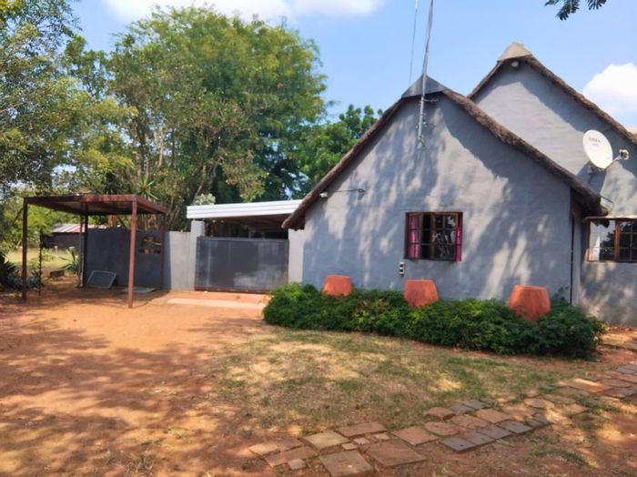 Lusthof Farm For Sale: 8.5 hectares, piggery, electric fencing, water supply, residence.