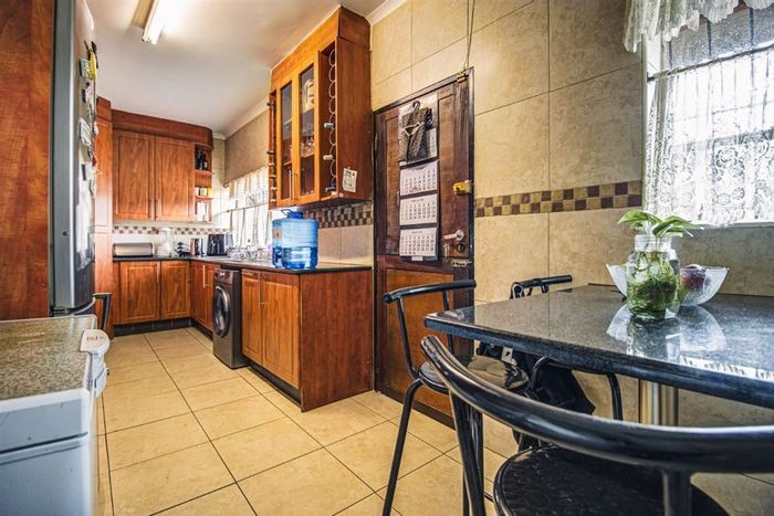 Cresslawn House For Sale: 3 beds, pool, 2 garages, spacious living areas.