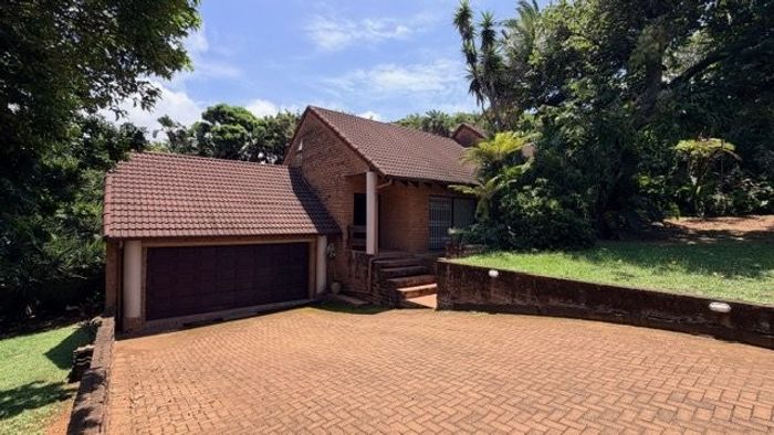 Leisure Bay House For Sale: 3 beds, beach proximity, outdoor living, secure garage.