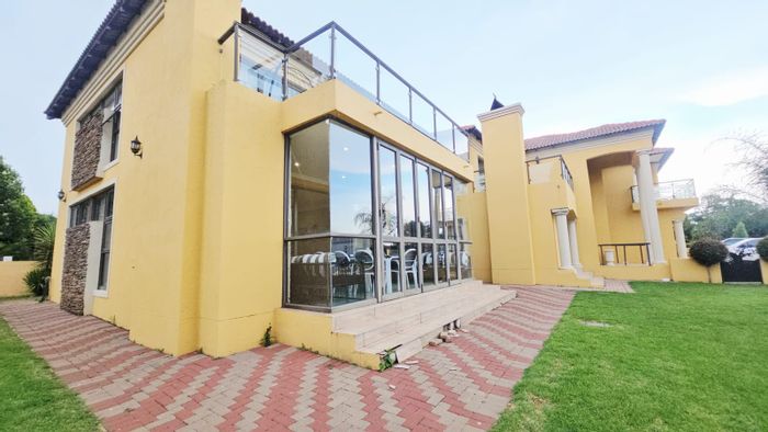 Spacious 6-bedroom house with entertainment area and pet-friendly garden in Monavoni.