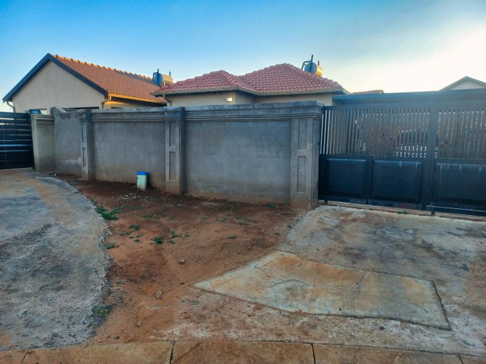 For Sale: House in Windmill Park with 3 bedrooms, security, and double carport.