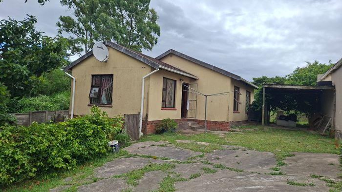 For Sale: House in Cambridge West with 2 bedrooms, large yard, and expansion potential.