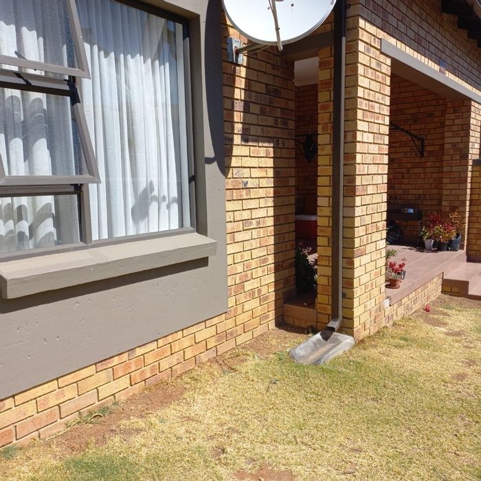 Wilgeheuwel Townhouse For Sale: 2 beds, private garden, patio, 24-hour security.