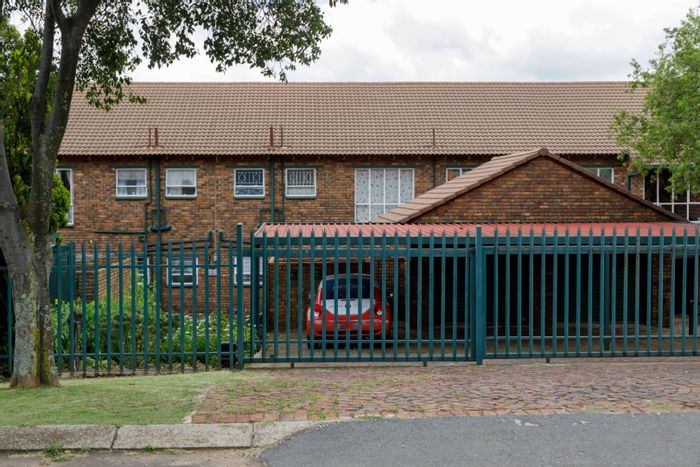 For Sale: 4-Bedroom Apartment in Wilro Park with Garage, Patio, and Security.