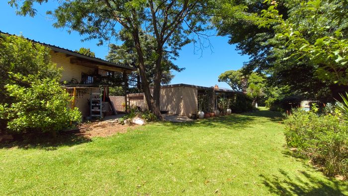 Spacious 5-bedroom house in Monument with pool, flatlet, and ample parking. For Sale.