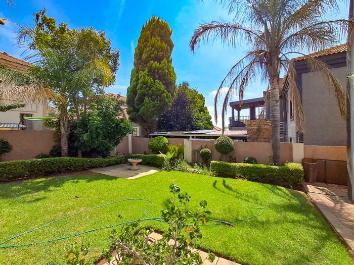 Doringkruin Townhouse For Sale: 3 beds, private garden, secure estate living.