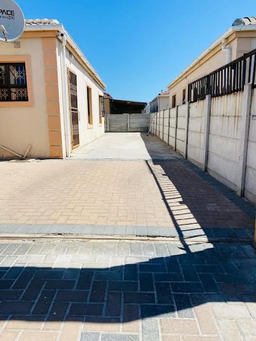 3-bedroom house for sale in Hamilton Estate, near schools and transport links.