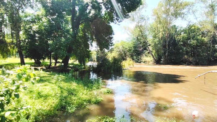 Kookrus Farm For Sale: Riverfront, 6 bedrooms, lapa, ample parking, security features.