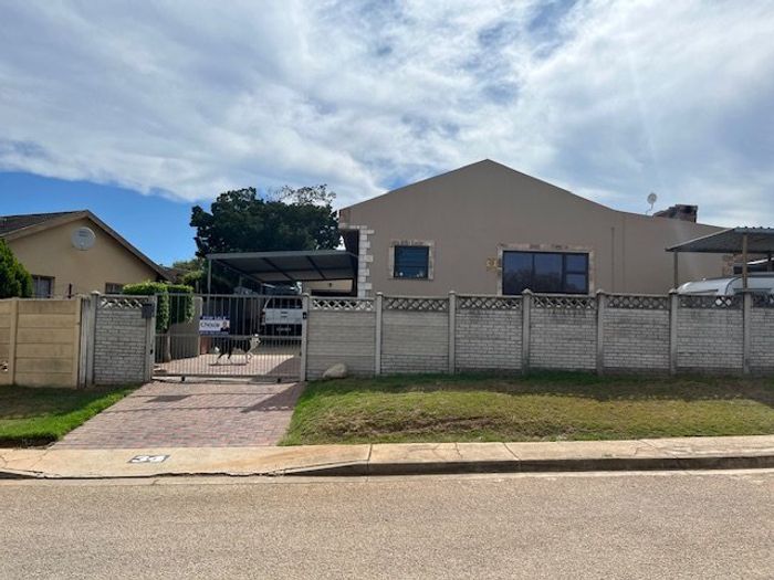 For Sale: House in Scheepershoogte with pool, carport, and solar options.