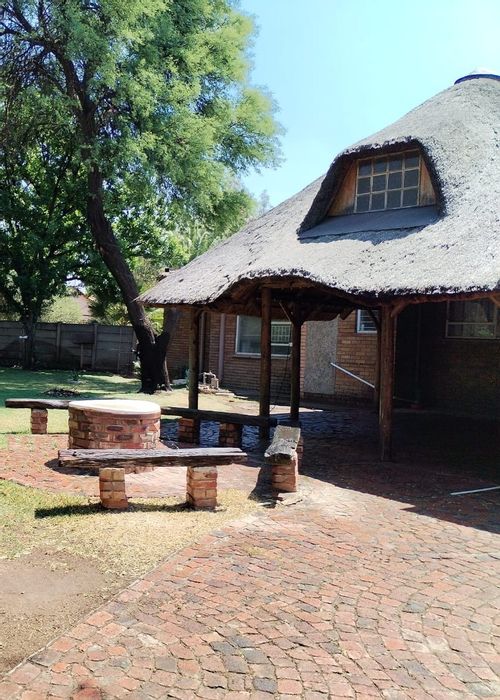 La Hoff House For Sale: 4 Bedrooms, flatlet, office, jacuzzi, borehole water.