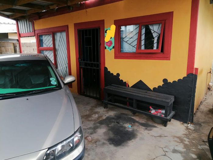 Kalkfontein House For Sale: 2 Bedrooms, en-suite, fitted kitchen, close to school.