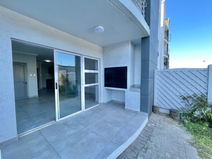 Ground floor apartment in Reebok for sale, near beach, with pool access.