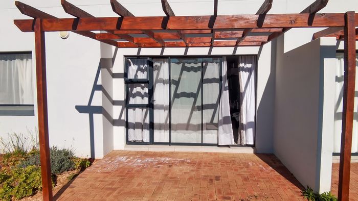 Apartment in Hilton Central To Rent: 2 beds, 2 baths, prepaid electricity.