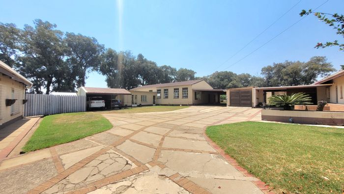 Mooilande Farm For Sale: Business rights, multiple structures, ideal for income generation.