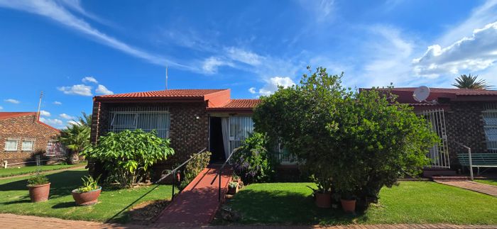 Oudorp Apartment For Sale: On-site frail care, pool, clubhouse, and garden services included.