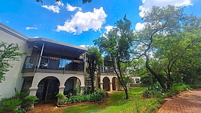 Bryanston East Townhouse For Sale: 2 beds, pool, braai area, near shopping.