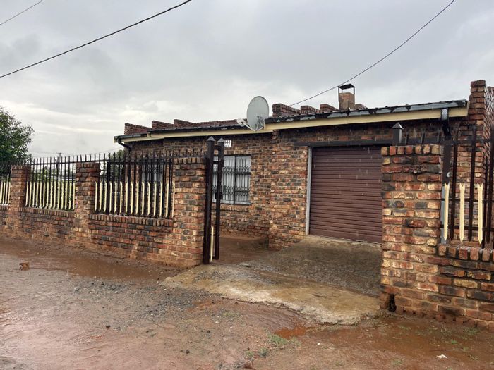 For Sale: House in Bloemside 5 with 2 bedrooms, garage, and prepaid utilities.