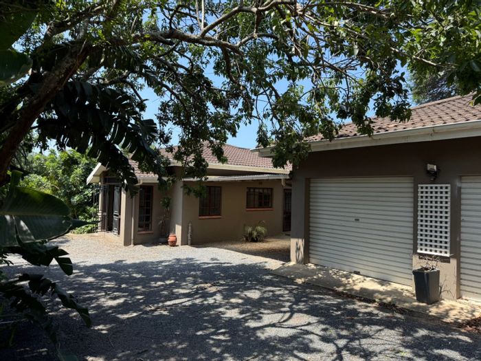 House to Rent in Mount Moreland: Pool, garden, double garage, pet-friendly.