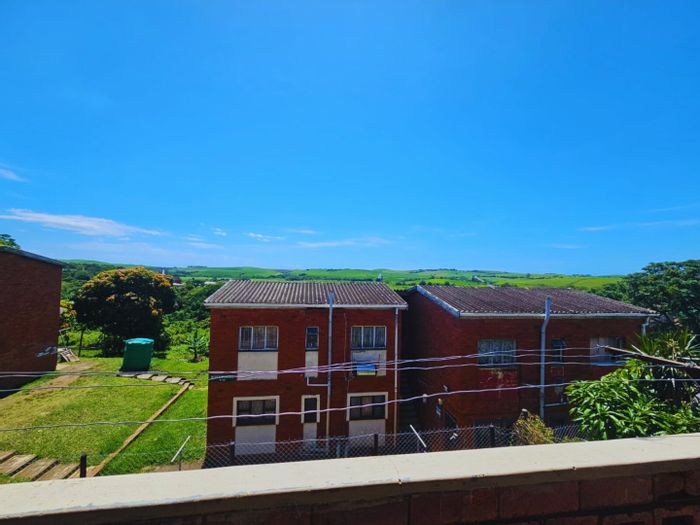 Dawnside House For Sale: 2 bedrooms, porch, lounge, kitchen, and investment potential.