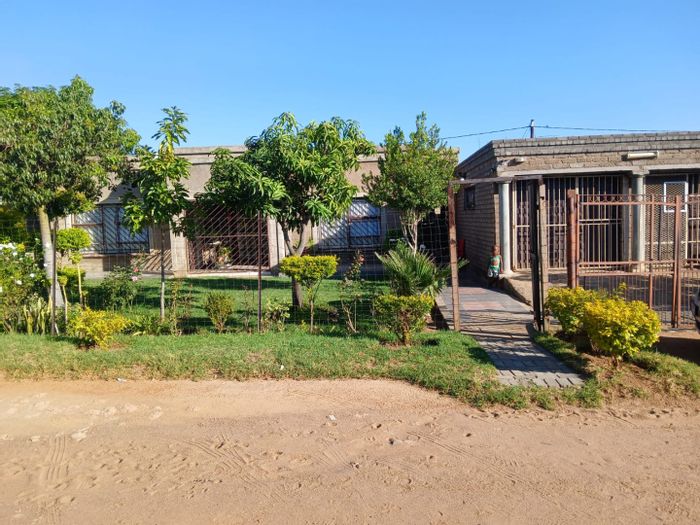 3-Bedroom House in Slovo For Sale: Close to shops, schools, and transport.