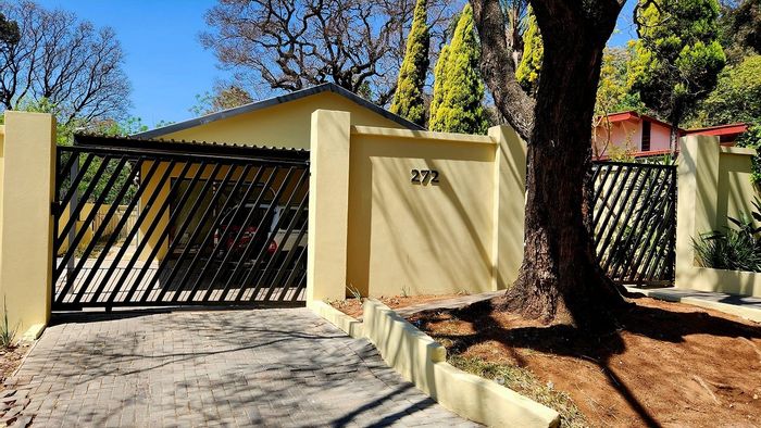 Bachelor apartment to rent in Rietondale, includes secure parking and utilities.