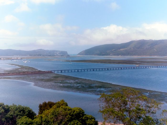 House for Sale in Paradise: Large erf, pool, cottage, garage, and views.