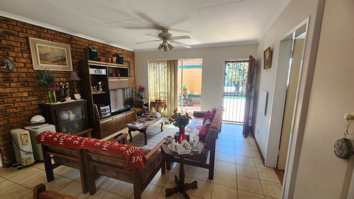 For Sale: House in Doornpoort with 3 beds, garages, and prepaid electricity.