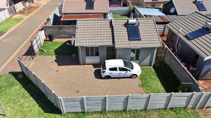 2-Bedroom House For Sale in Palm Ridge with spacious yard and open-plan kitchen.