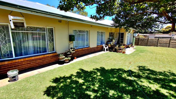 For Sale: House in Sasolburg Ext 3 with flatlet, spacious garden, and carport.