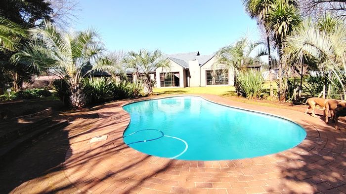 Three Rivers House For Sale: 3 beds, pool, flatlets, generator, and ample parking.