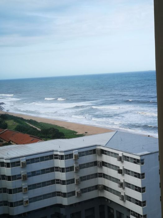 Umhlanga Central Apartment To Rent: 2 Bedrooms, pool, ocean views, near beach.