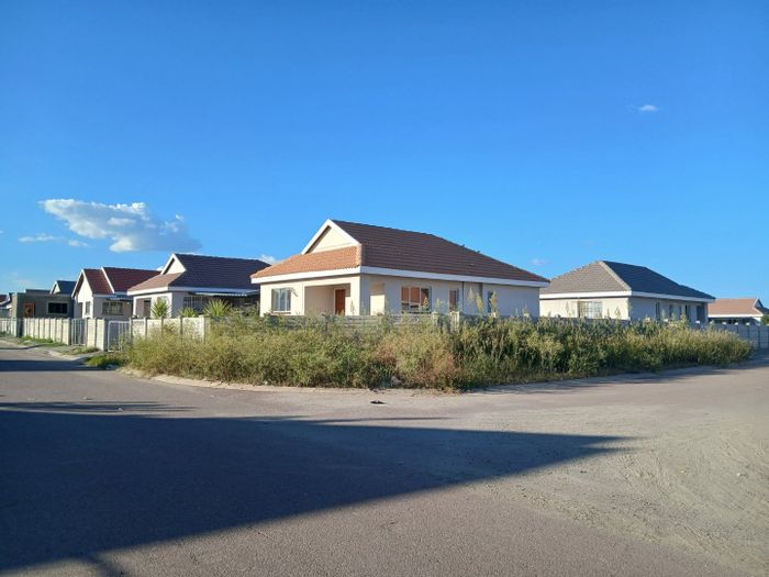 House For Sale in Freedom Park A: 3 beds, secure yard, covered parking.