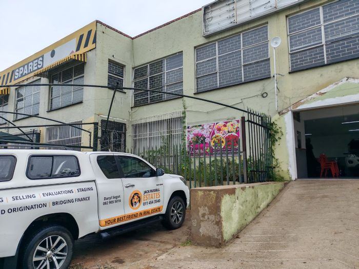 Commercial property for sale in Primrose: 1700m2 workspace, ideal location.