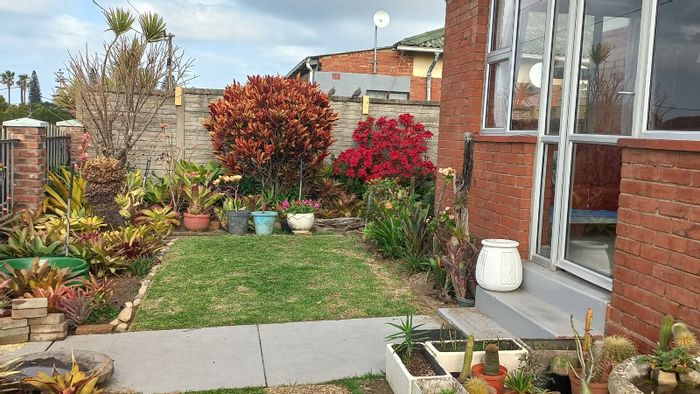 West Bank House For Sale: Sea views, jacuzzi, 3 garages, adaptable living spaces.