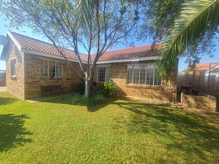 For Sale: Townhouse in Meiringspark Ext 5 with study, double garage, and irrigation system.