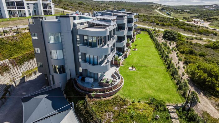 Island View Apartment For Sale: 3 beds, secure parking, private stoep with braai.