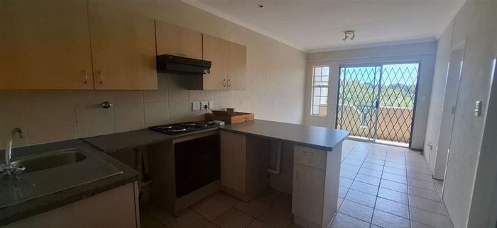 Townhouse For Sale in Comet: 2 bedrooms, carport, functional kitchen, cozy lounge.