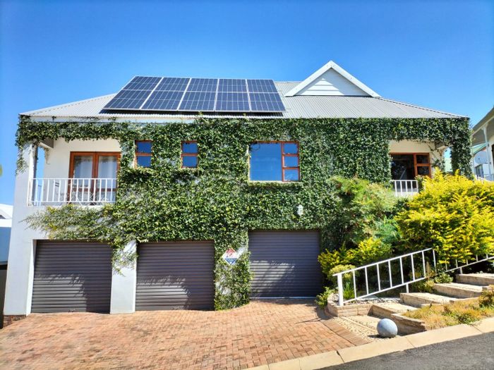 For Sale: House in Wilkoppies with 4 bedrooms, security estate, stunning views.