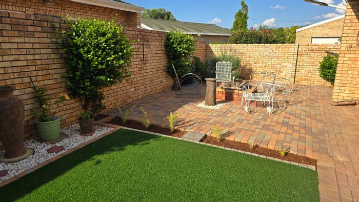 Flamwood Townhouse For Sale: 2 bedrooms, patio, garden, garage, and parking.