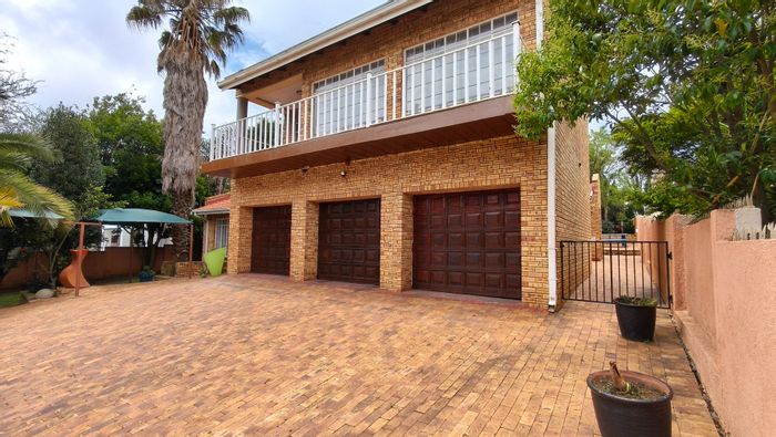 Noordheuwel House For Sale: 4 beds, pool, study, 3 garages on large stand.