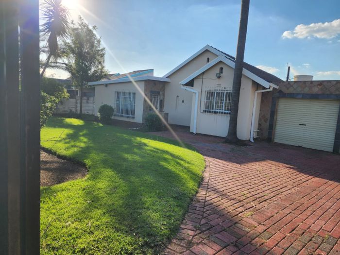 3-Bedroom House To Rent in Croydon with entertainment room and garden access.