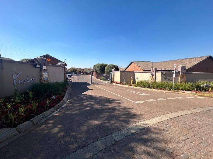 For Sale: Townhouse in Monavoni AH with 2 beds, 24/7 security, and fiber.