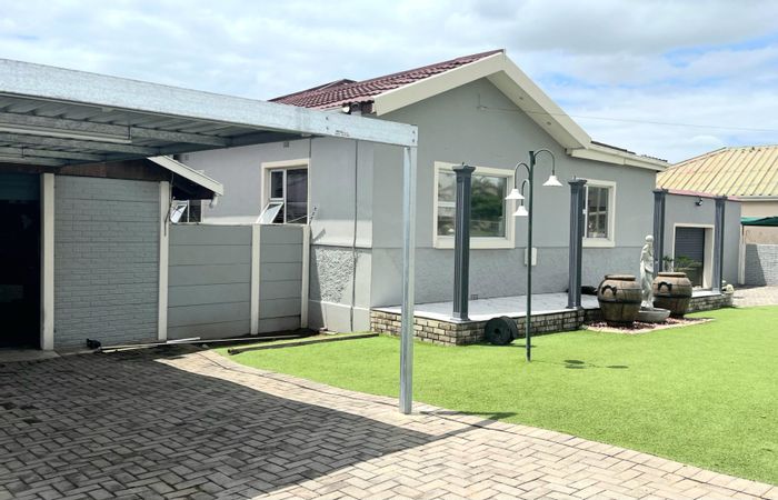 For Sale: House in Bothasrus with 3 bedrooms, pool, and entertainment Lapa.