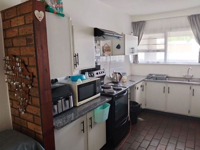 Townhouse in Springs Central For Sale: 2 bedrooms, carports, functional layout.