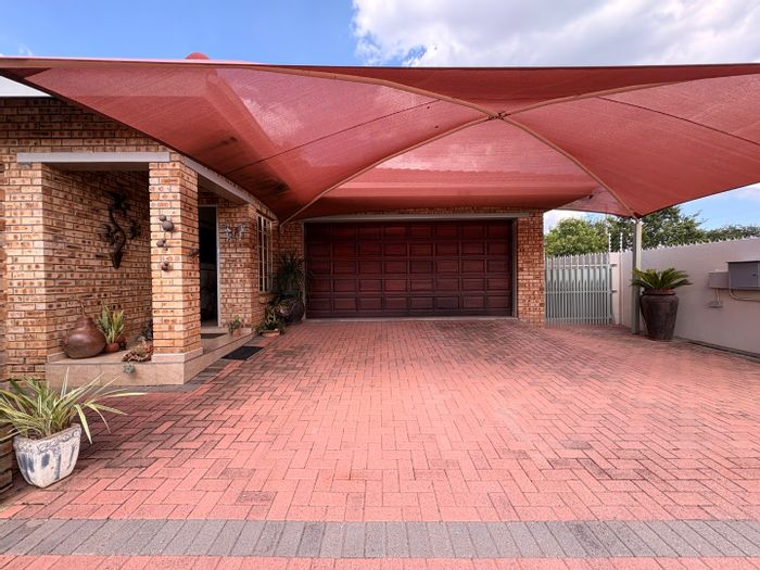 House for Sale in Flimieda: 3 beds, double garage, braai room, low-maintenance garden.