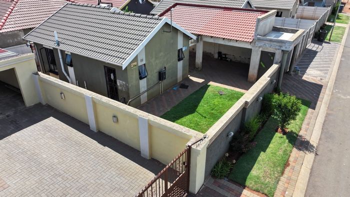 For Sale: House in Sky City with 2 bedrooms, garage, and garden.