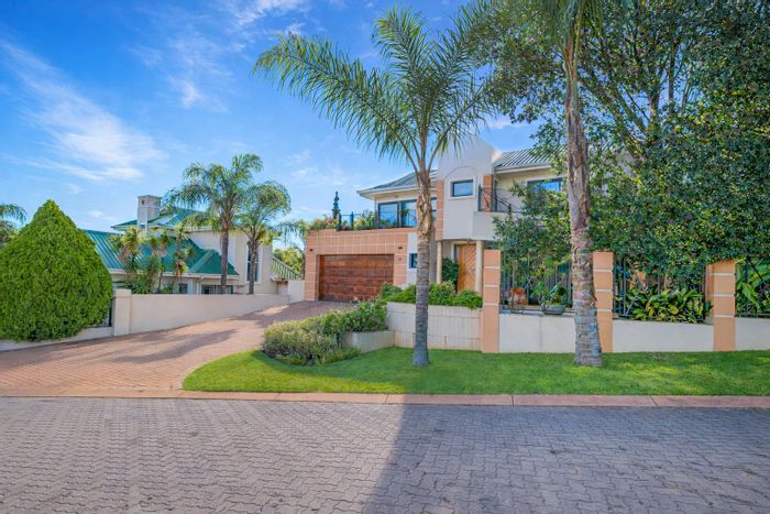 For Sale: House in Caribbean Beach with 5 en-suite bedrooms, pool, and clubhouse access.